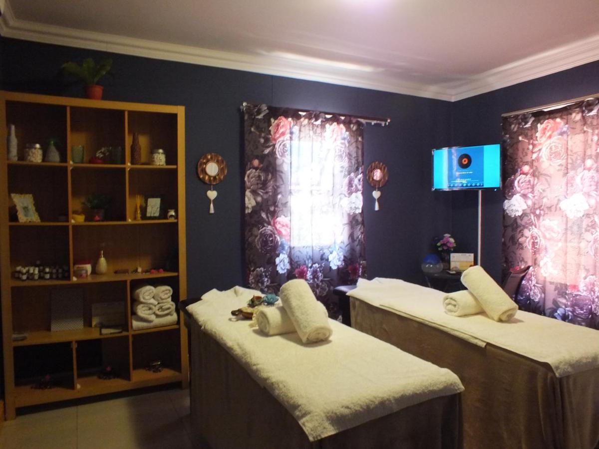 Royal Castle Guest House Windhoek Esterno foto