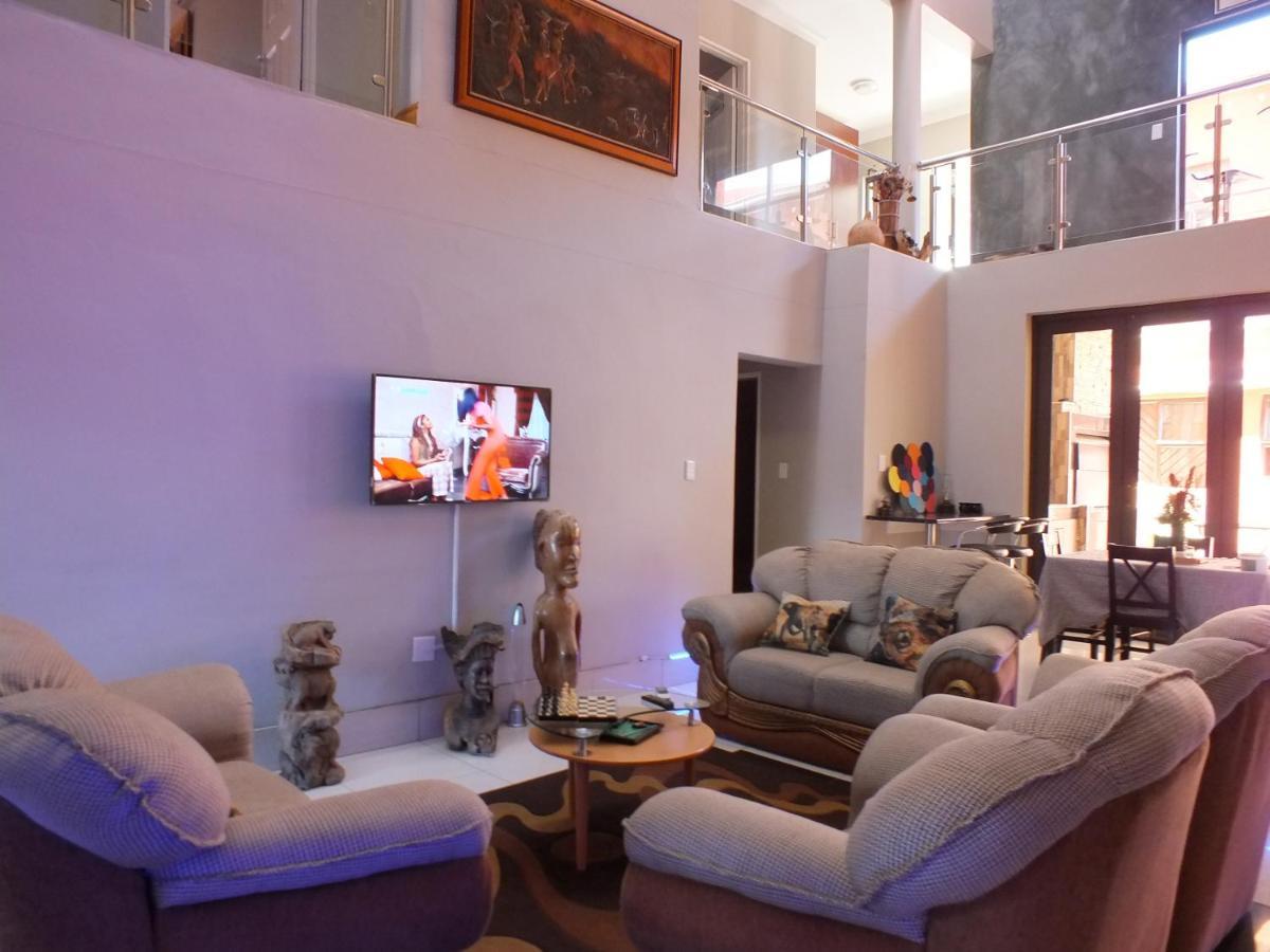 Royal Castle Guest House Windhoek Esterno foto