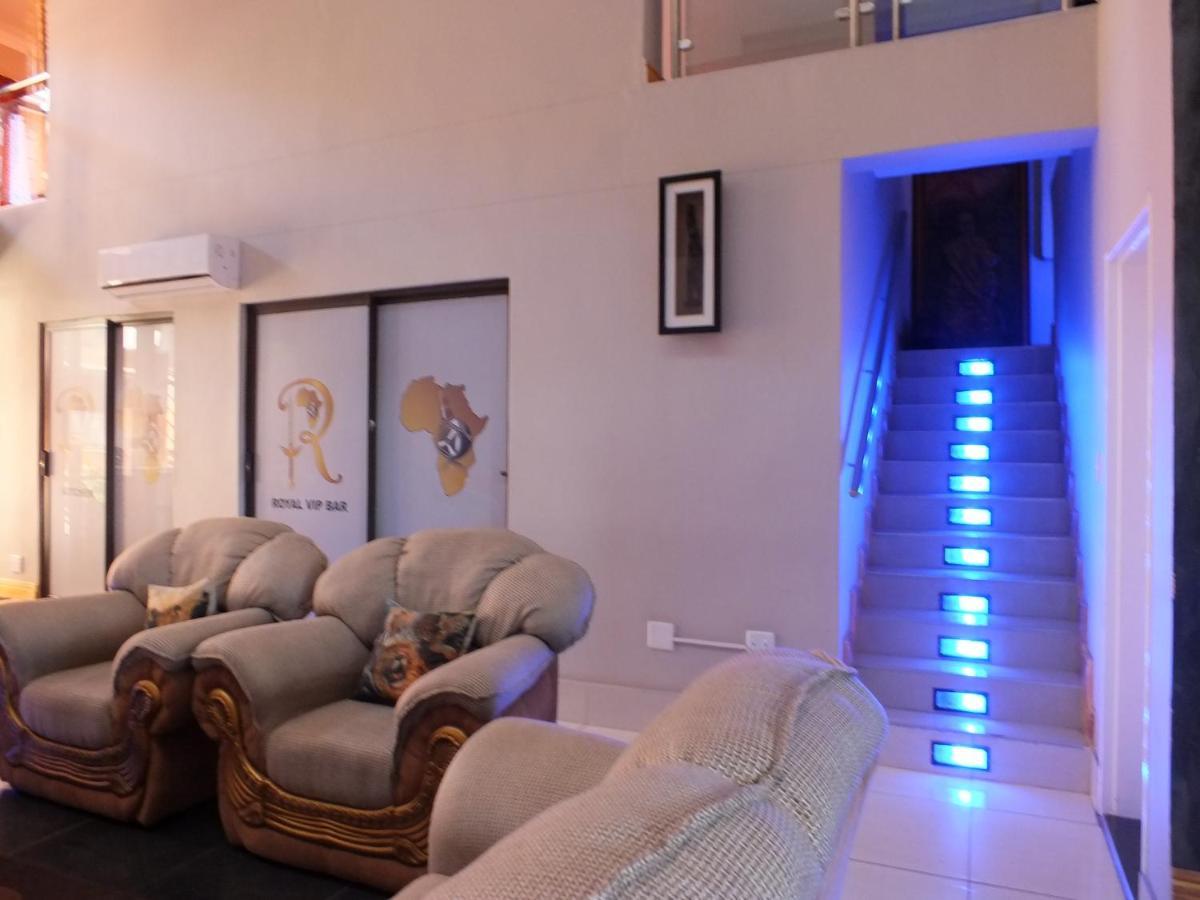 Royal Castle Guest House Windhoek Esterno foto