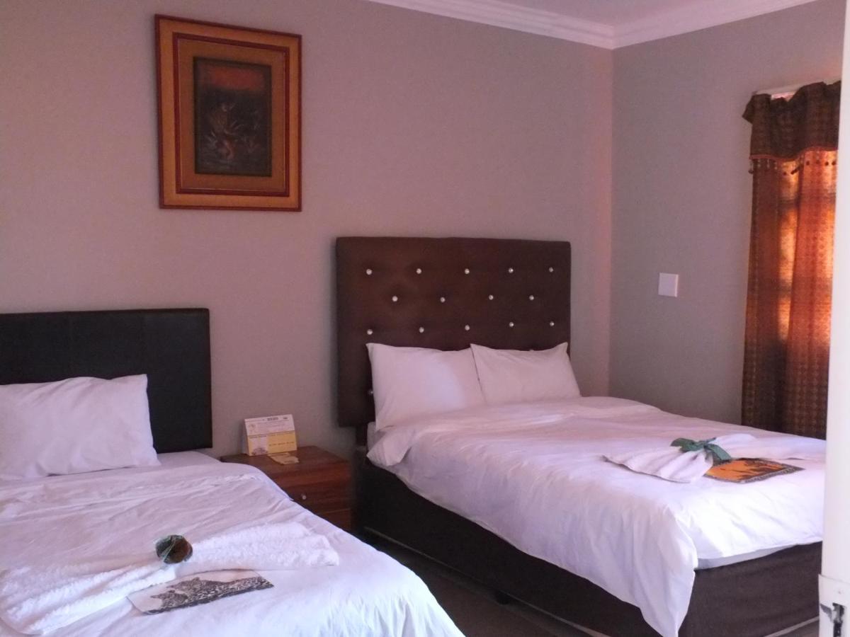 Royal Castle Guest House Windhoek Esterno foto