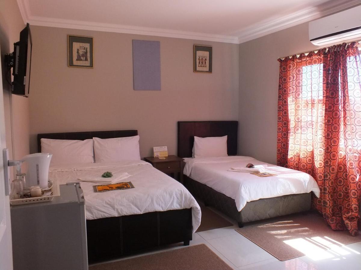 Royal Castle Guest House Windhoek Esterno foto