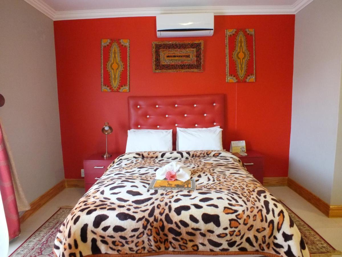 Royal Castle Guest House Windhoek Esterno foto