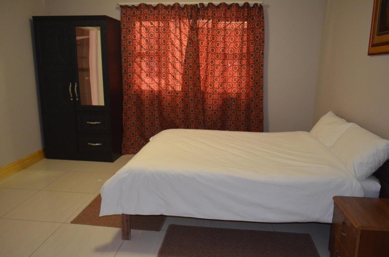 Royal Castle Guest House Windhoek Esterno foto
