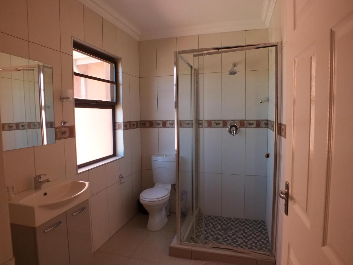 Royal Castle Guest House Windhoek Esterno foto
