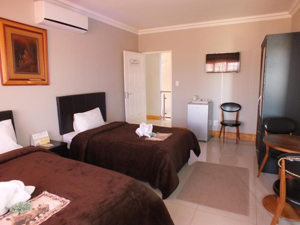 Royal Castle Guest House Windhoek Esterno foto