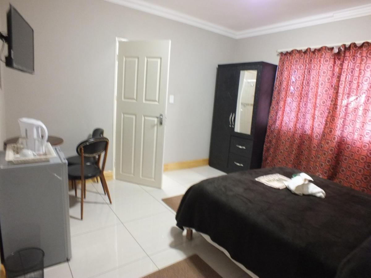 Royal Castle Guest House Windhoek Esterno foto