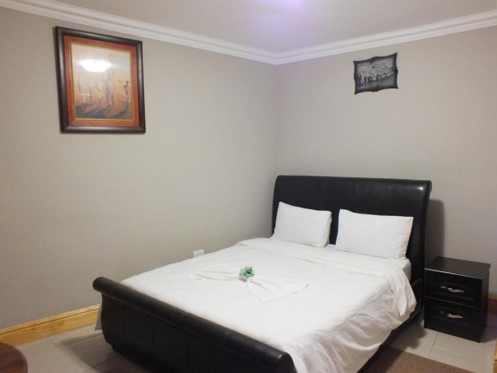 Royal Castle Guest House Windhoek Esterno foto