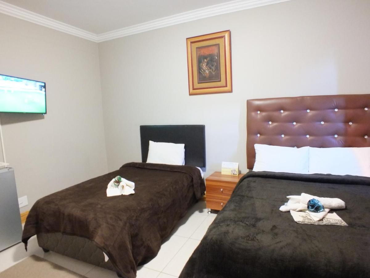Royal Castle Guest House Windhoek Esterno foto