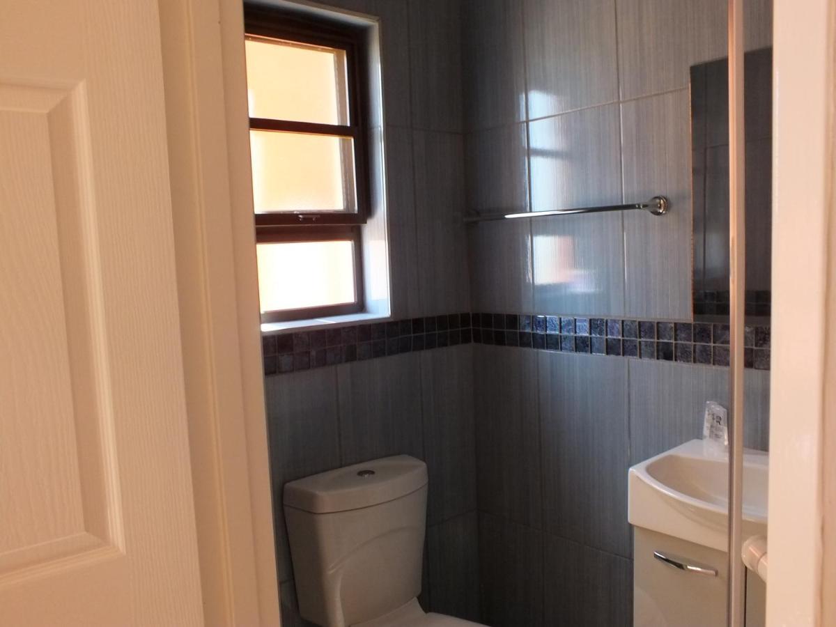 Royal Castle Guest House Windhoek Esterno foto