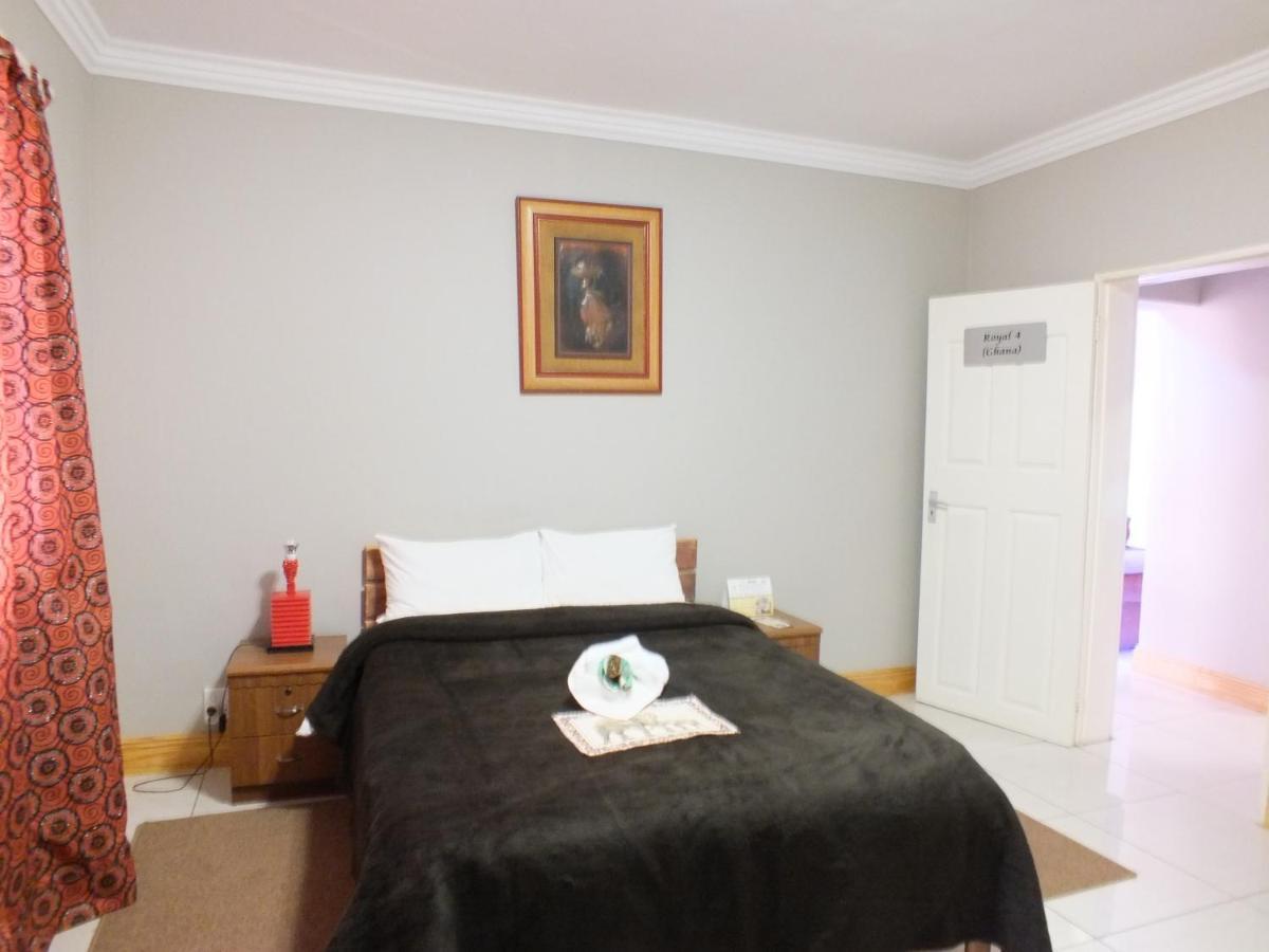 Royal Castle Guest House Windhoek Esterno foto