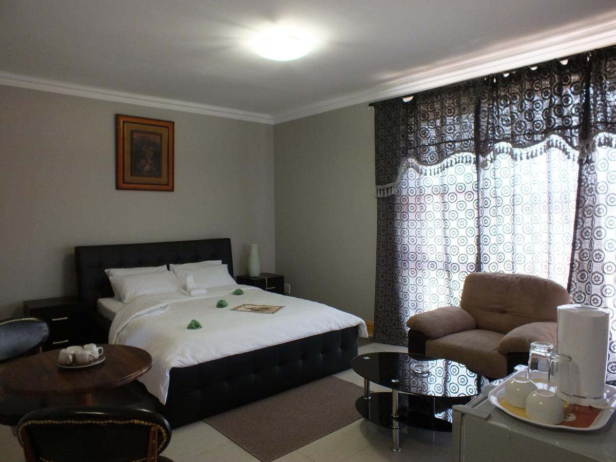 Royal Castle Guest House Windhoek Esterno foto