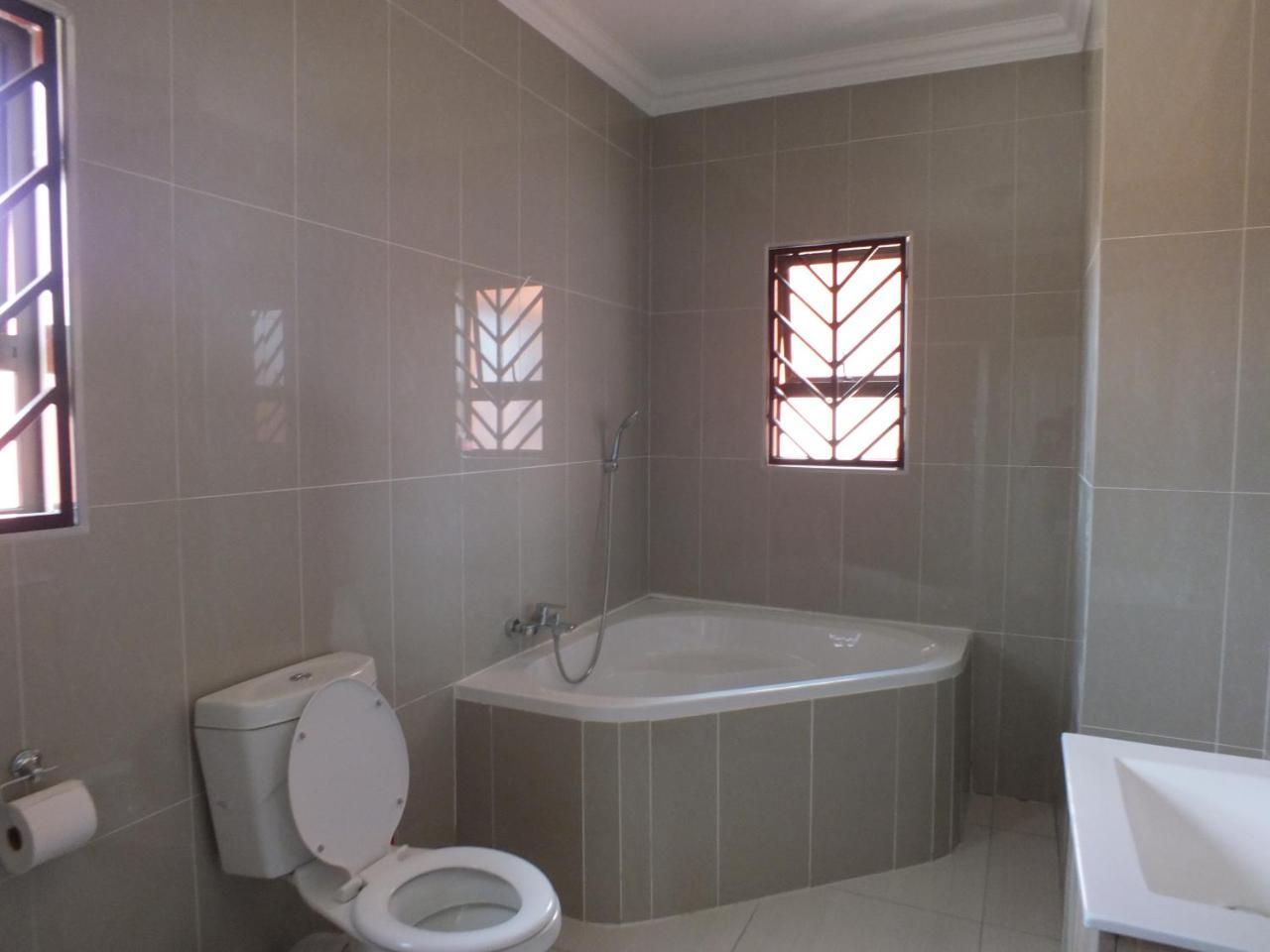 Royal Castle Guest House Windhoek Esterno foto